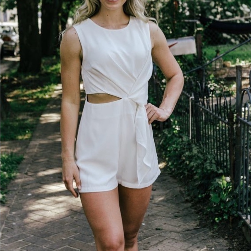 Promesa White Sleeveless Romper